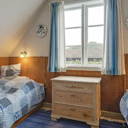 Three-bedroom Holiday In 2 *
